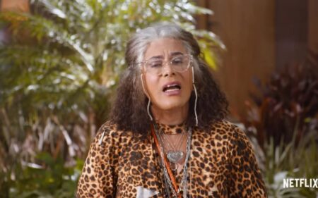 Netflix divulga novidades em produções nacionais para 2023 Rodrigo Sant'Anna como Isadir em A Sogra que Te Pariu (Reprodução / Netflix)