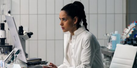 Atriz de Morbius revela como evitou que filme sexualizasse personagem Adria Arjona em cena de Morbius Divulgacao Sony