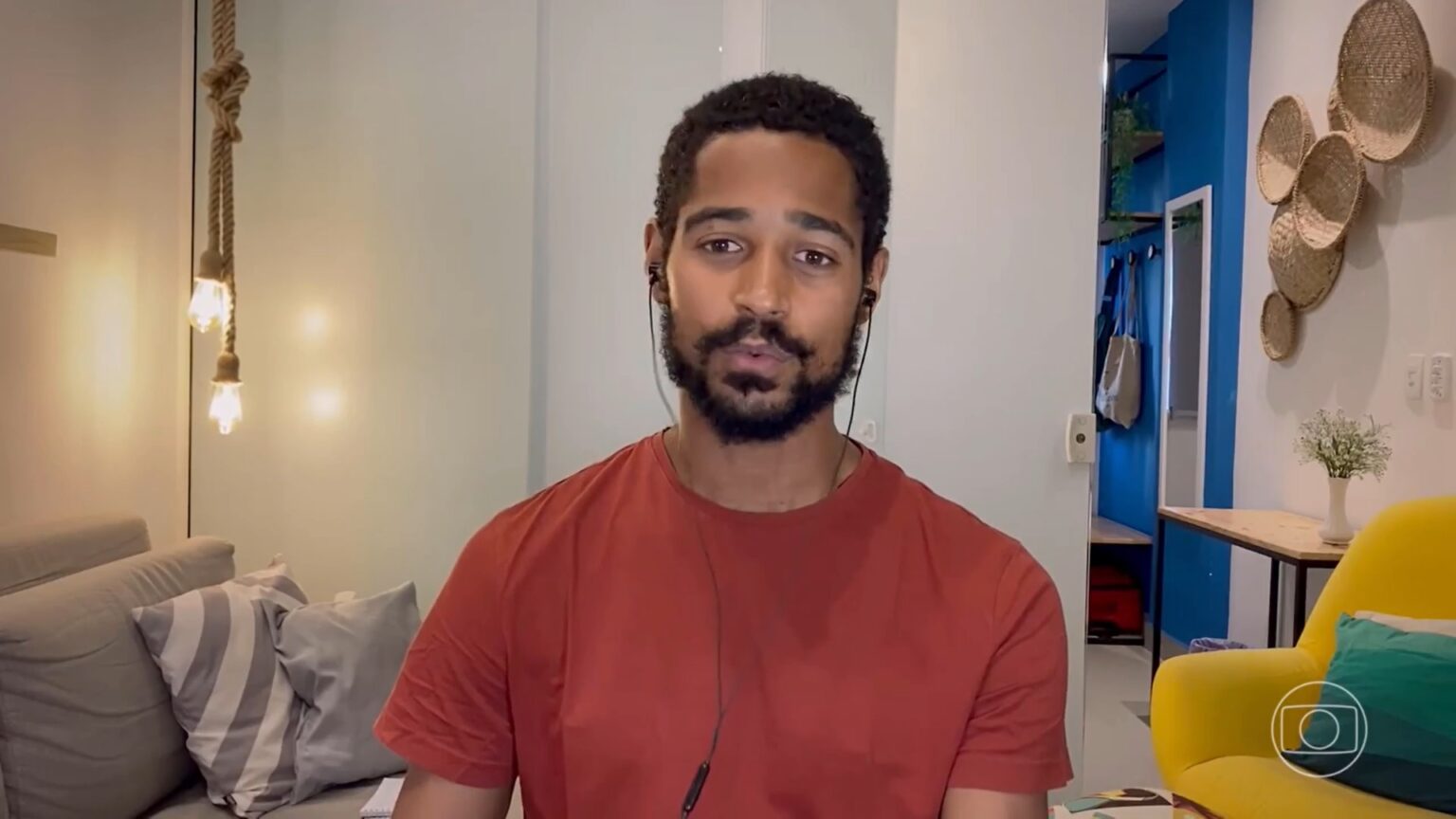 Protagonista de Medida Provisória ressalta leveza do filme ao abordar assuntos difíceis Alfred Enoch Reproducao Globoplay