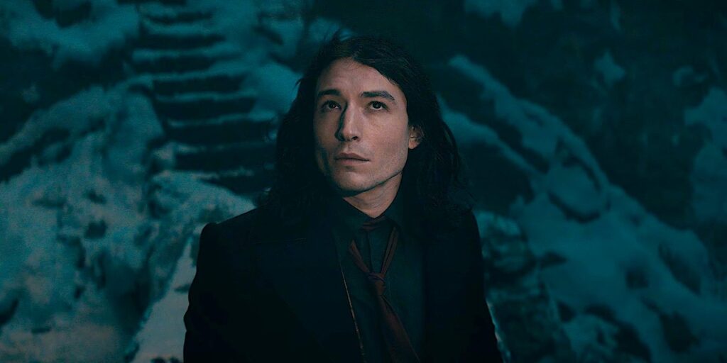 Aurélio Dumbledore (Ezra Miller) em Animais Fantásticos Os Segredos de Dumbledore (Reprodução)