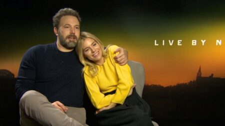 Sienna Miller diz que teve “zero química” com Ben Affleck: “A cabeça dele é enorme” Ben Affleck e Sienna Miller durante divulgação de A Lei da Noite