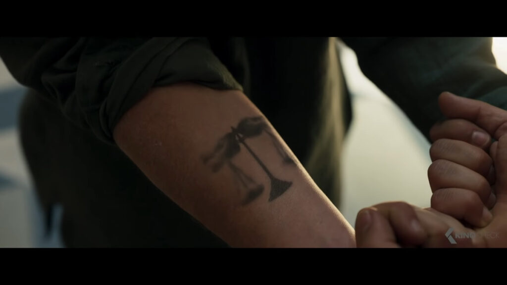 Como funciona a tatuagem de balança de Arthur Harrow em Cavaleiro da Lua? Cena de Cavaleiro da Lua Reproducao