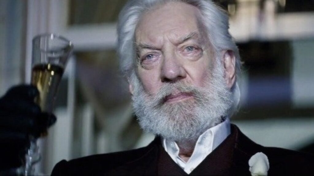 Confira tudo o que já se sabe sobre o prequel de Jogos Vorazes Donald Sutherland como Coriolanus Snow em Jogos Vorazes (Reprodução / Lionsgate)