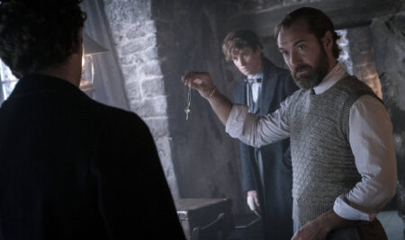 Animais Fantásticos 3 já tem data para chegar ao streaming Jude Law em Animais Fantásticos e Onde Habitam (Reprodução)