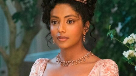 Bridgerton | Descubra o que há por trás do cabelo, maquiagem e figurino dos personagens Edwina Sharma Charithra Chandran em cena de Bridgerton Reproducao Netflix