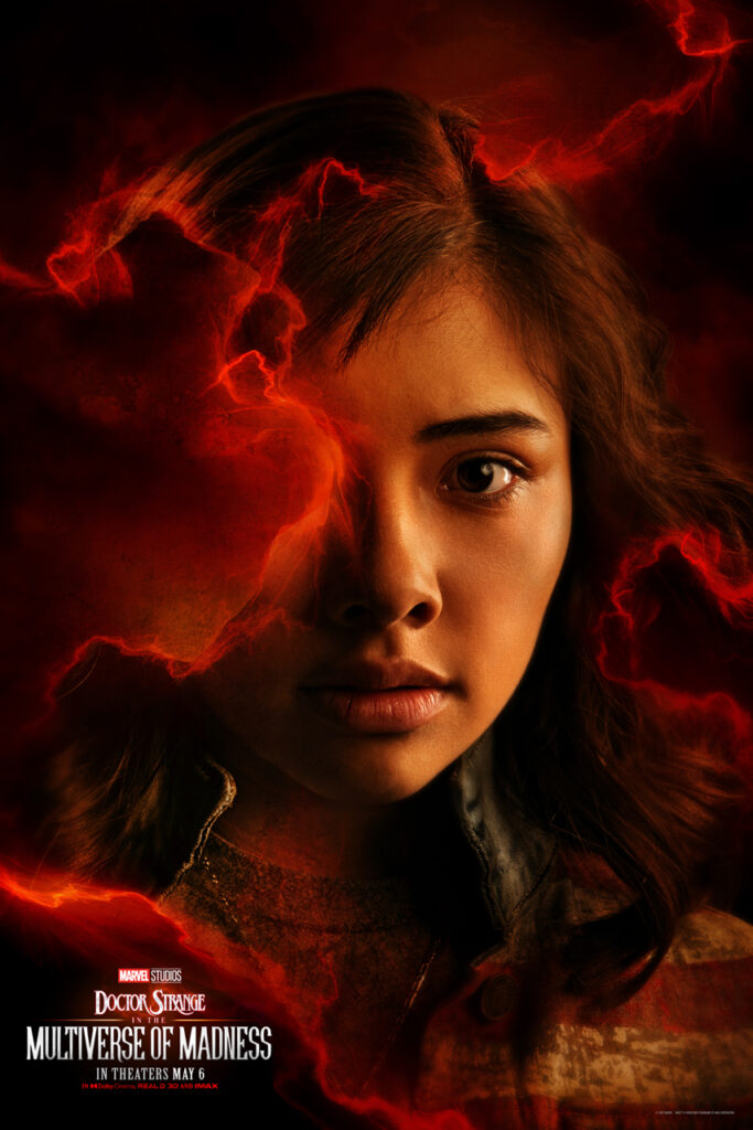 Xochitl Gomez (America Chavez) em pôster de Doutor Estranho 2