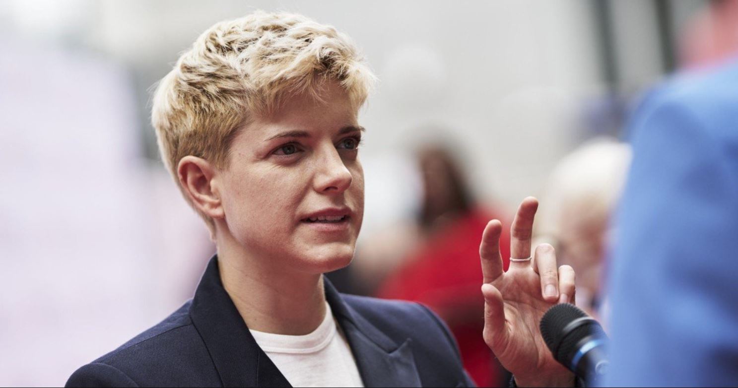 Grace St. James Mae Martin em The Flight Attendant Reproducao 1