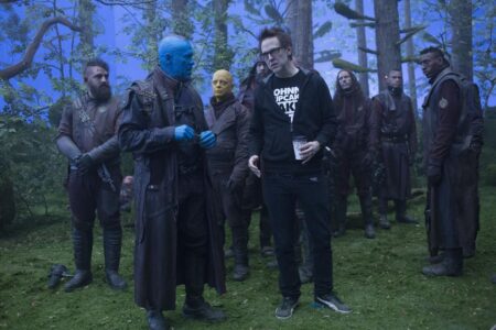 James Gunn com os Ravagers no set de filmagem de Guardioes da Galaxia Vol 2 Reproducao Twitter