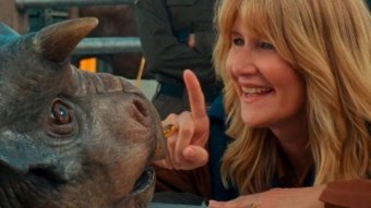 Nasutoceratops e Ellie Sattler (Laura Dern) em Jurassic World: Domínio (Divulgação / Universal)