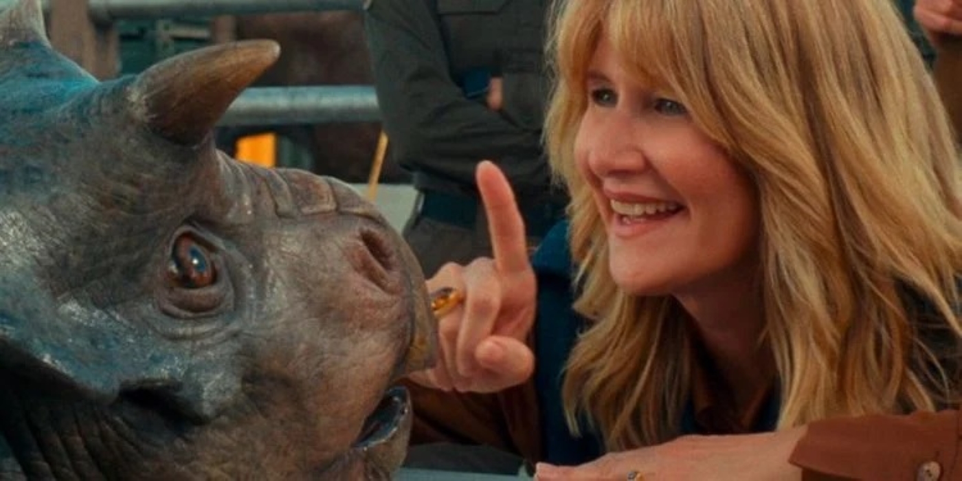 Nasutoceratops e Ellie Sattler (Laura Dern) em Jurassic World: Domínio (Divulgação / Universal)