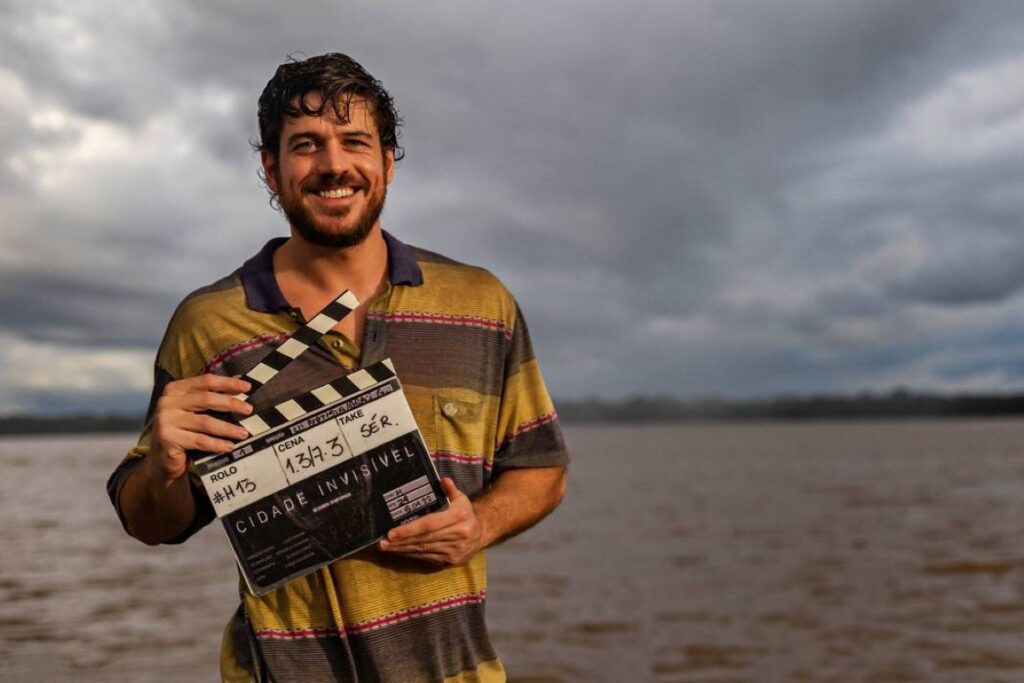Fora da Globo, Março Pigossi vira astro de nova série internacional Marco Pigossi nos bastidores de Cidade Invisível (Divulgação / Netflix)