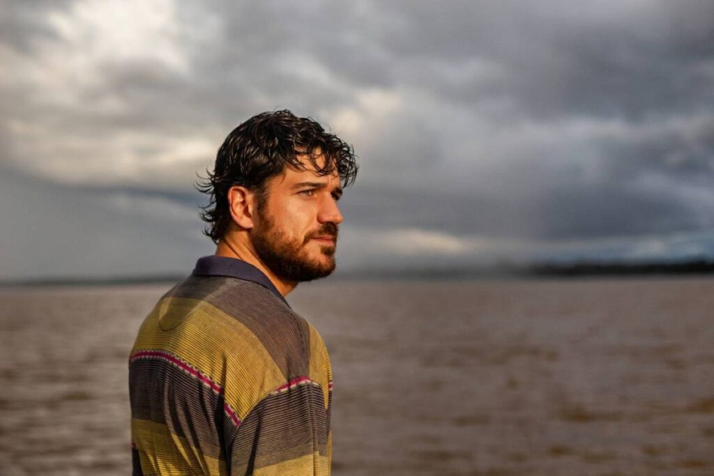 Confira as primeiras imagens da 2ª temporada de Cidade Invisível Marco Pigossi nos bastidores de Cidade Invisível (Divulgação / Netflix)