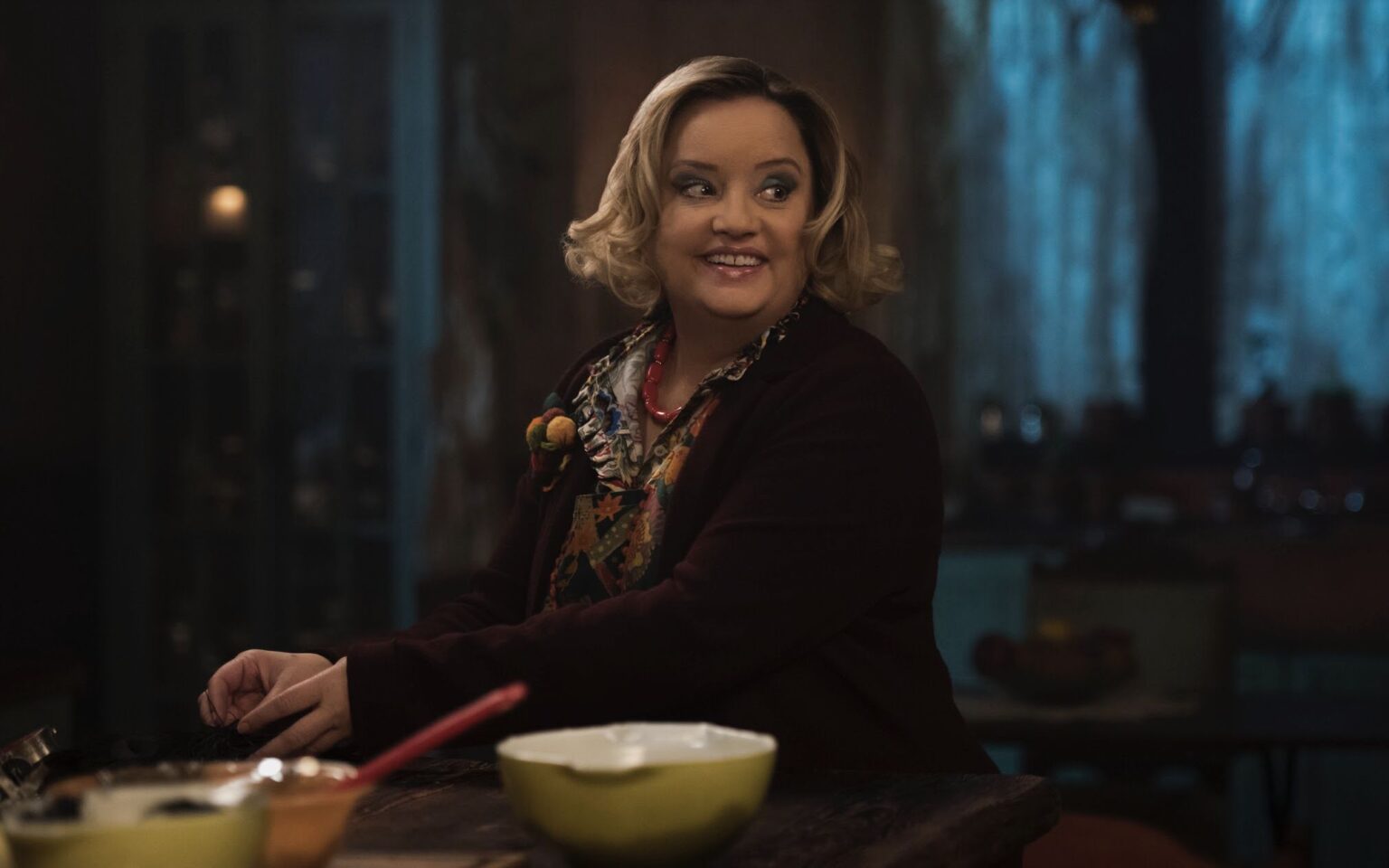 Tia Hilda Lucy Davis em O Mundo Sombrio de Sabrina Reproducao