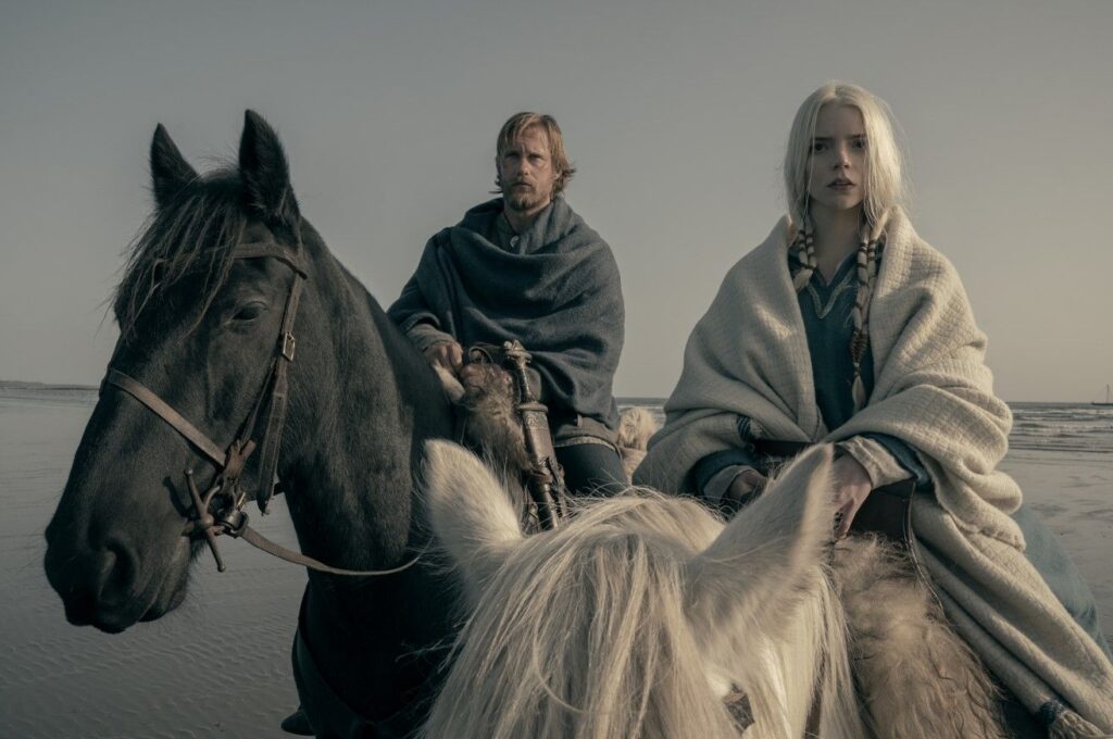 Estrela de O Homem do Norte, atriz confessa atitude no set: “Eu era irritante” alexander skarsgard and anya taylor joy in the northman 1640035831