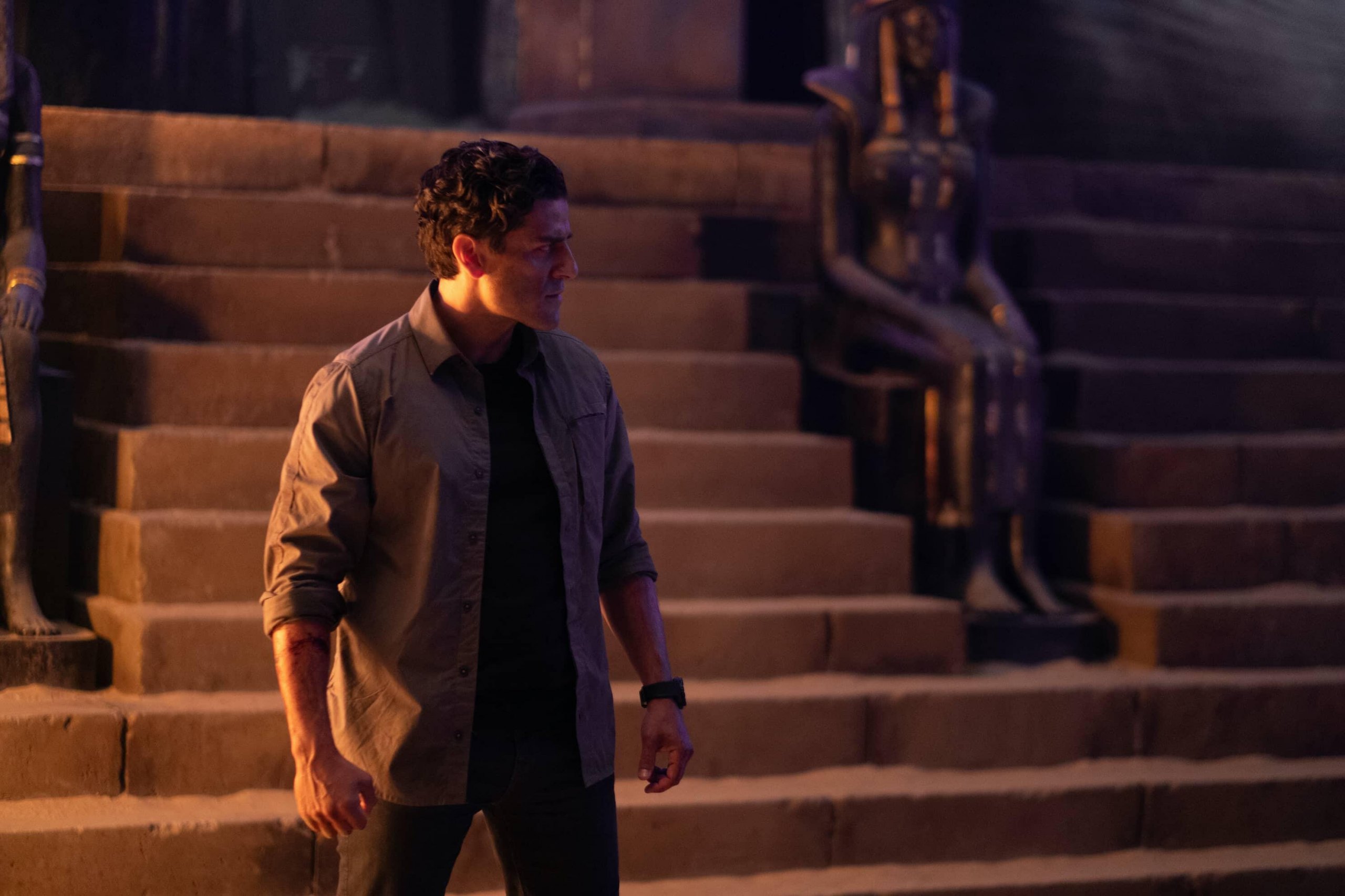 Oscar Isaac como Marc Spector/Steven Grant em Cavaleiro da Lua 