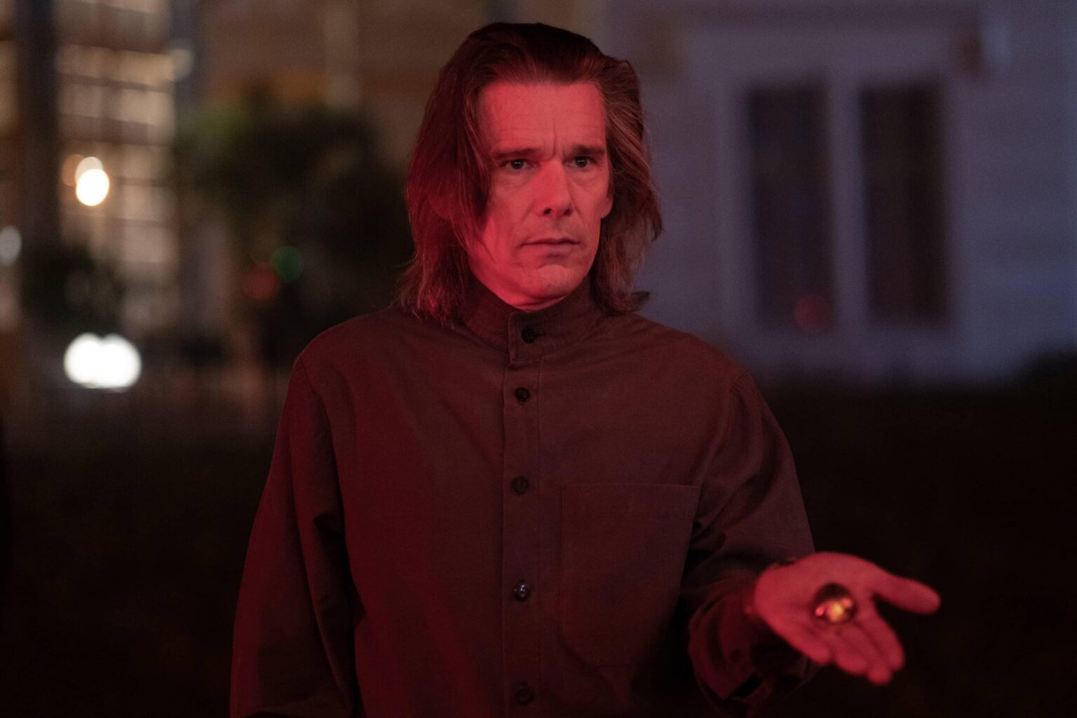 Ethan Hawke como Arthur Harrow em Cavaleiro da Lua