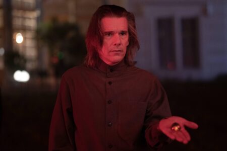 Ethan Hawke como Arthur Harrow em Cavaleiro da Lua