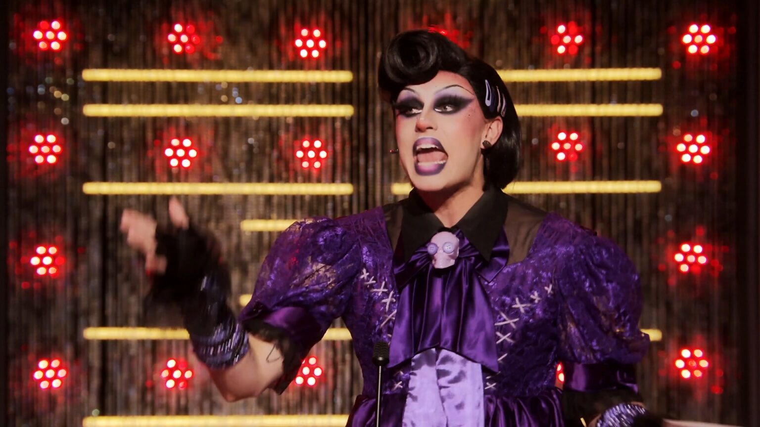 Daya Betty revela piadas inapropriadas que foram cortadas de episódio de Drag Race Daya Betty em RuPaul's Drag Race (Reprodução)