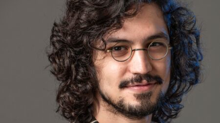 Felipe (Gabriel Leone) em Um Lugar ao Sol