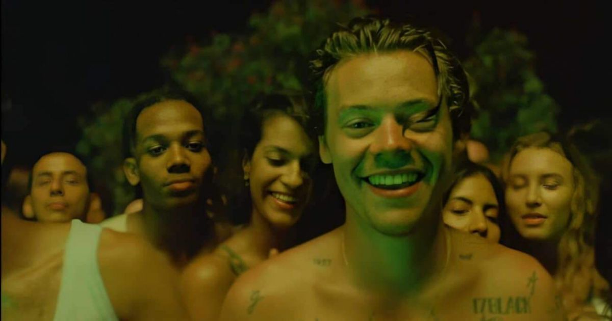 Harry Styles interrompe show para se desculpar com a mãe 2 Harry Styles no clipe de Lights Up