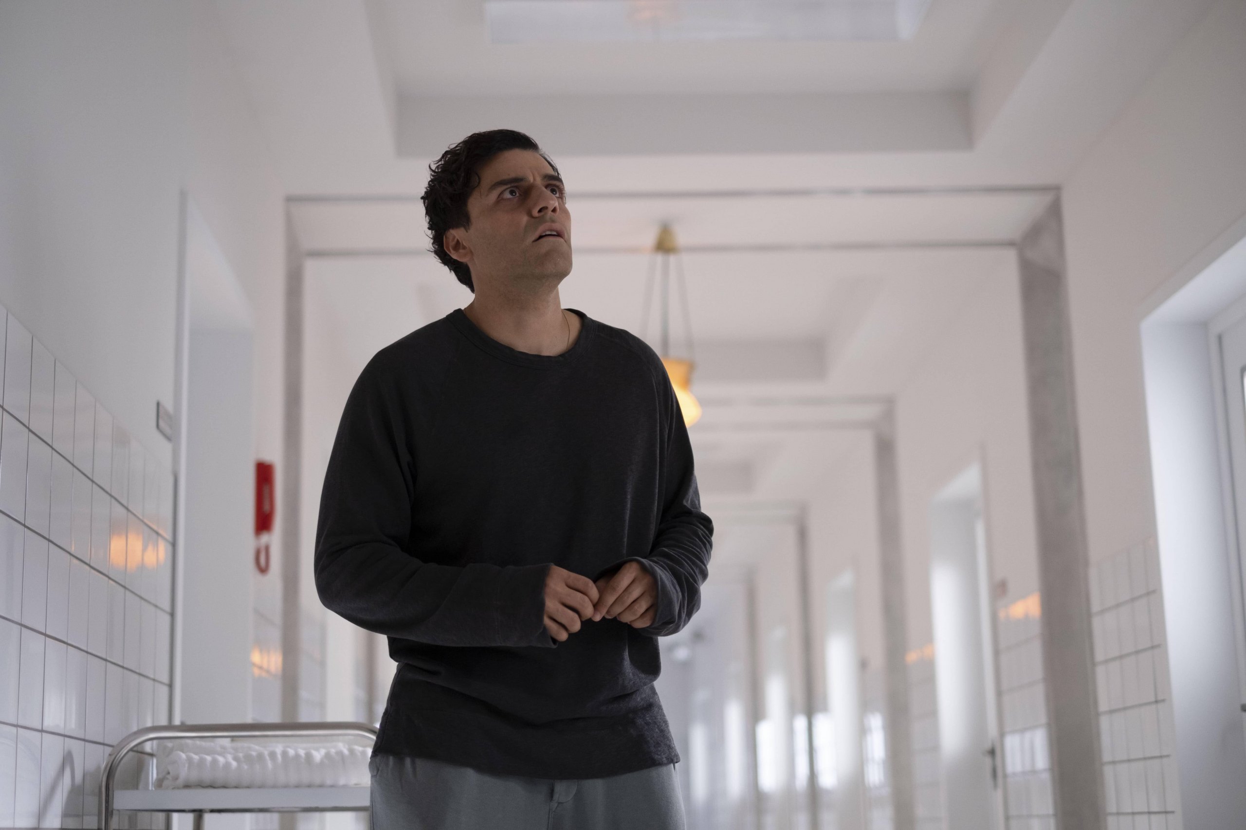 Oscar Isaac como Steven Grant em Cavaleiro da Lua