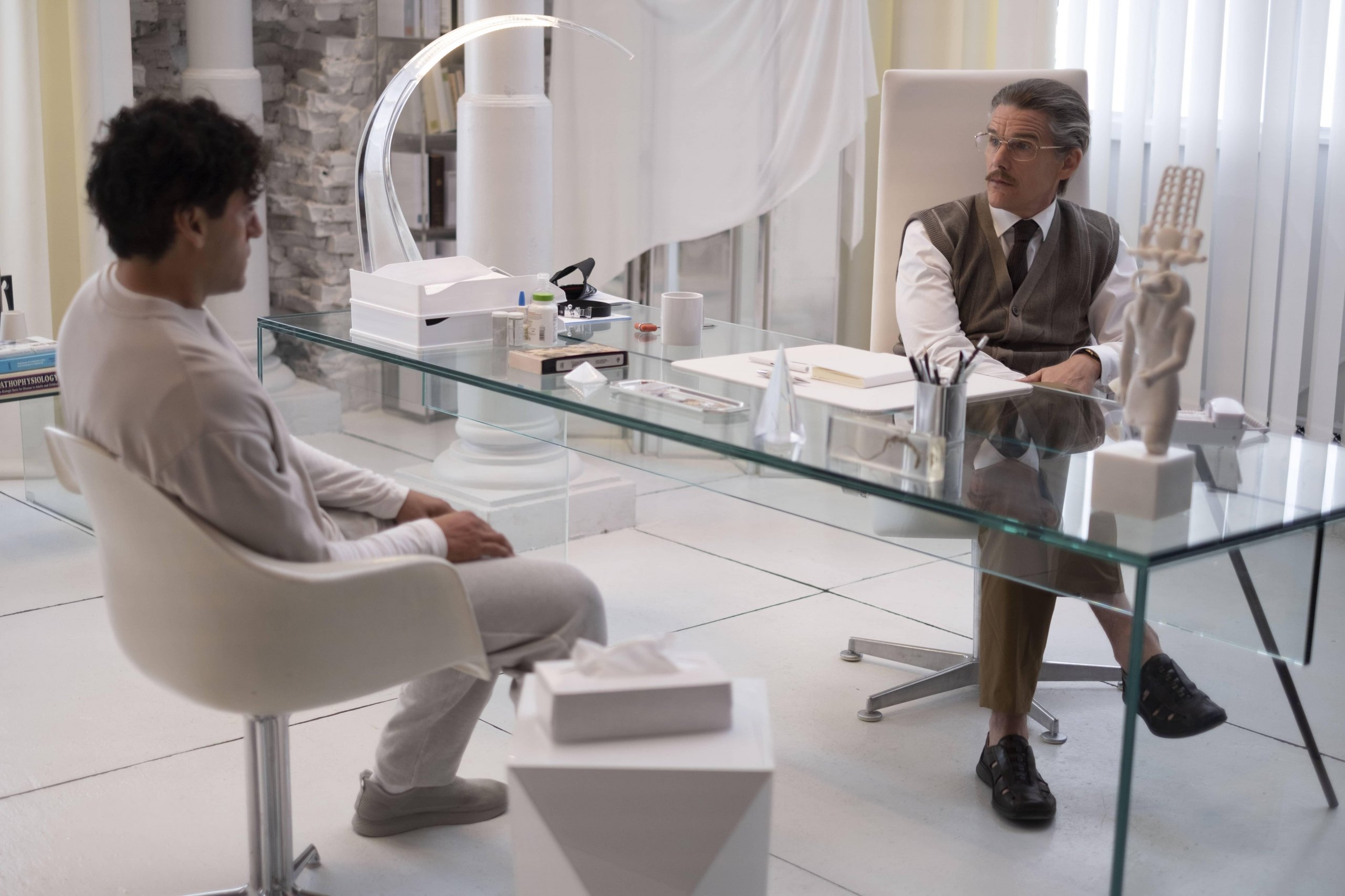 Oscar Isaac teve conversas com a Marvel sobre o futuro de Cavaleiro da Lua 1 Oscar Isaac como Marc Spector e Ethan Hawke como Arthur Harrow em Cavaleiro da Lua