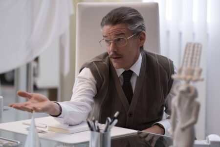 Vilão de Cavaleiro da Lua tem pulseiras que público sequer notou Ethan Hawke como Arthur Harrow em Cavaleiro da Lua