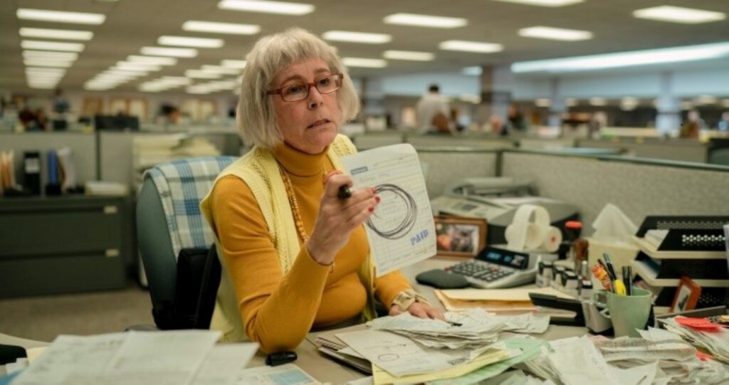Jamie Lee Curtis como Deirdre Beaubeirdra em Tudo em Todo o Lugar ao Mesmo Tempo