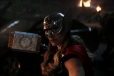 Natalie Portman como Jane Foster / Poderosa Thor em Thor: Amor e Trovão (Reprodução / Marvel)