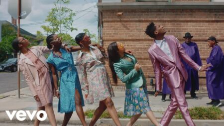 A Cor Púrpura: Nova versão escala ganhador do Grammy Jon Batiste em clipe de Freedom (Reprodução)
