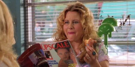 Jennifer Coolidge é Paulette em Legalmente Loira (Reprodução)