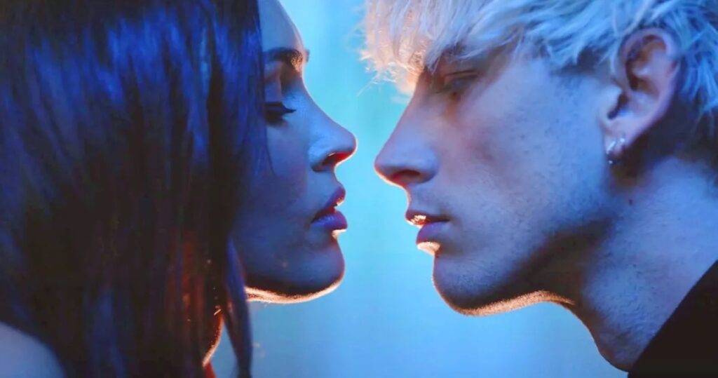 Megan Fox explica ritual que bebeu sangue do noivo, Machine Gun Kelly Megan Fox e Machine Gun Kelly (Reprodução)