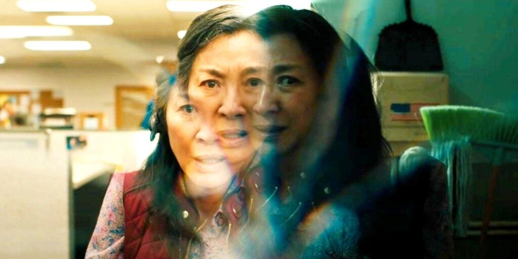 Michelle Yeoh como Evelyn Wang em Tudo em Todo o Lado ao Mesmo Tempo (Reprodução / A24)