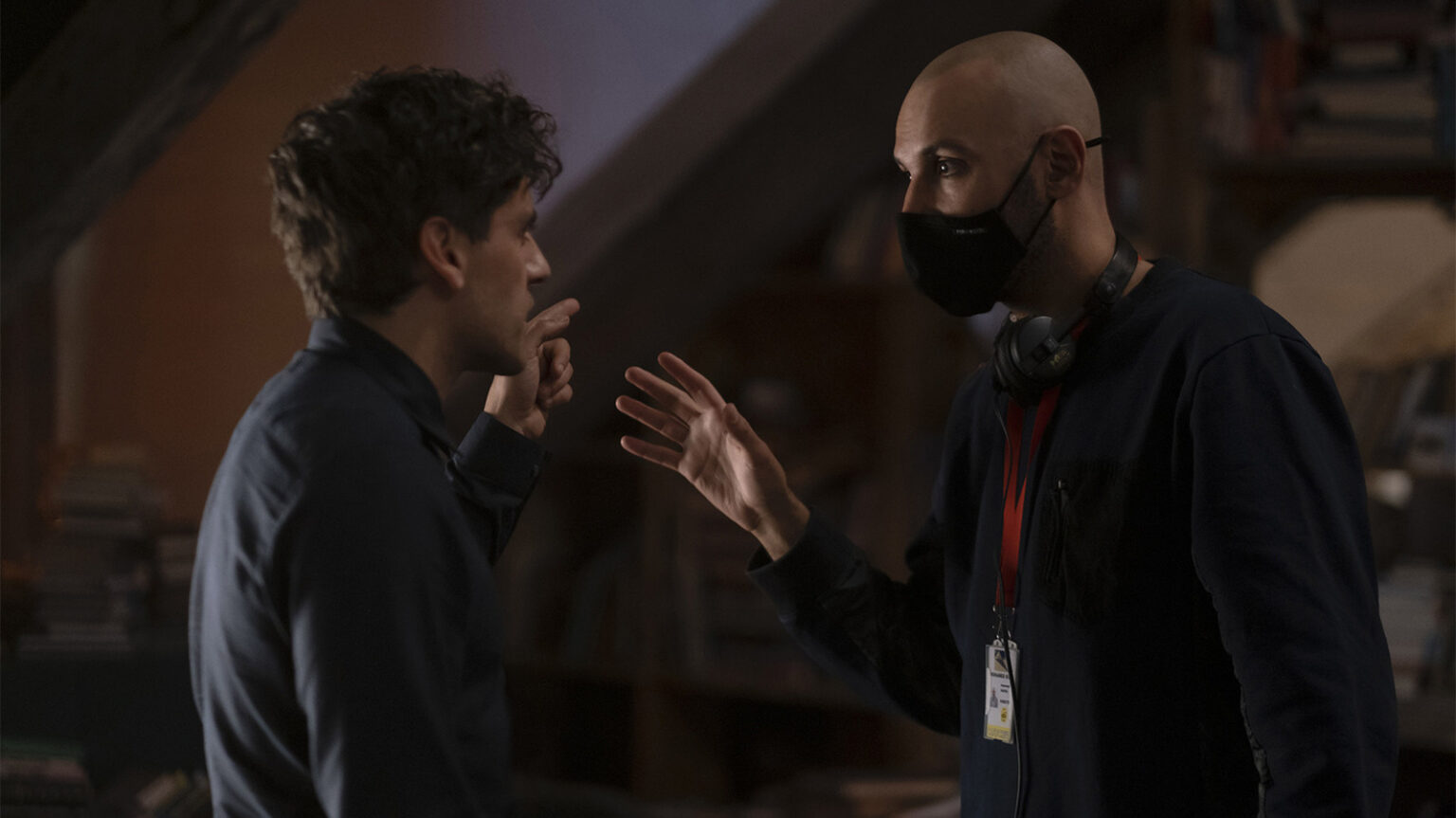 Mohammed Diab e Oscar Isaac em sets de Cavaleiro da Lua (Reprodução)