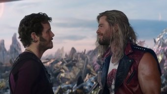 Senhor das Estrelas (Chris Pratt) e Thor (Chris Hemsworth) em Thor: Amor e Trovão (Reprodução / Marvel)