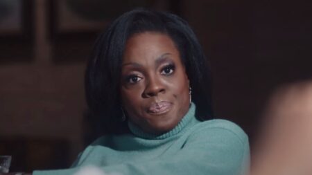 Viola Davis sofre crítica por movimentos dos lábios em The First Lady e responde: “fodam-se!” Viola Davis como Michelle Obama em A Primeira Dama (Reprodução / Showtime)