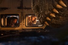 Kayla Watts (DeWanda Wise) e Ellie Sattler (Laura Dern) em Jurassic World: Domínio (Divulgação / Universal)