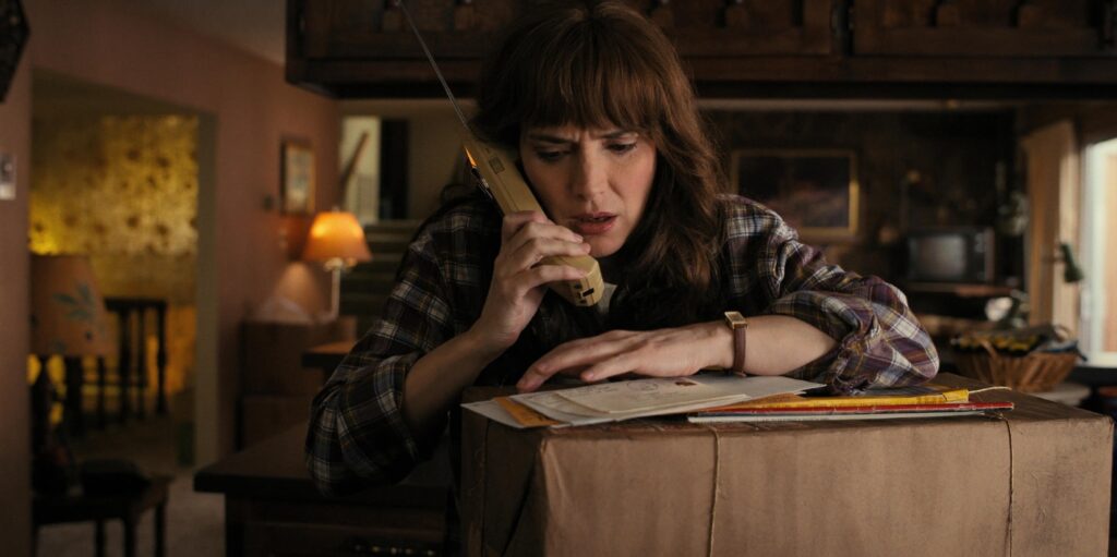 Winona Ryder como Joyce Byers em Stranger Things 4 (Reprodução / Netflix)