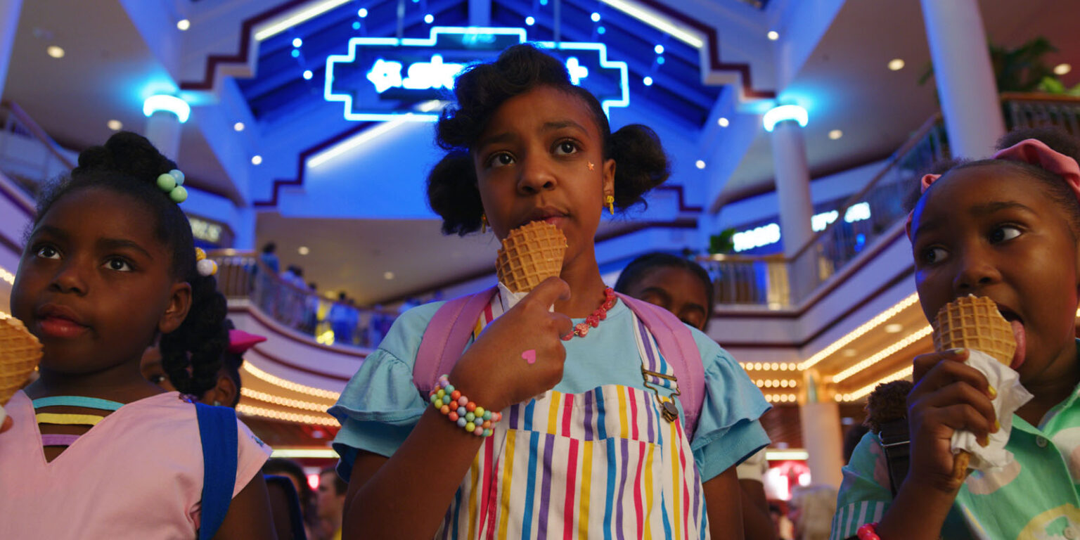 Aos 15 anos, atriz de Stranger Things desabafa e diz que não se sente uma estrela: “Estou na escola pública” Priah Ferguson