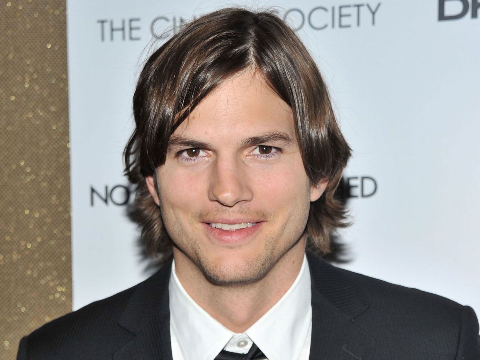 Doença rara fez Asthon Kutcher ficar sem andar e falar Ashton Kutcher