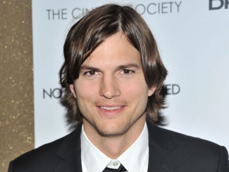 Doença rara fez Asthon Kutcher ficar sem andar e falar Ashton Kutcher