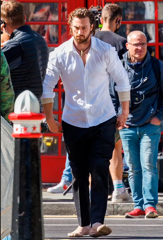 Aaron Taylor-Johnson nos sets de Kraven, O Caçador