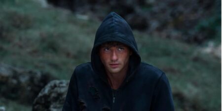 The Wilds: Alex Fitzalan comenta cena final de Seth na série Alex Fitzalan e Seth Novak em The Wilds Reproducao Prime Video