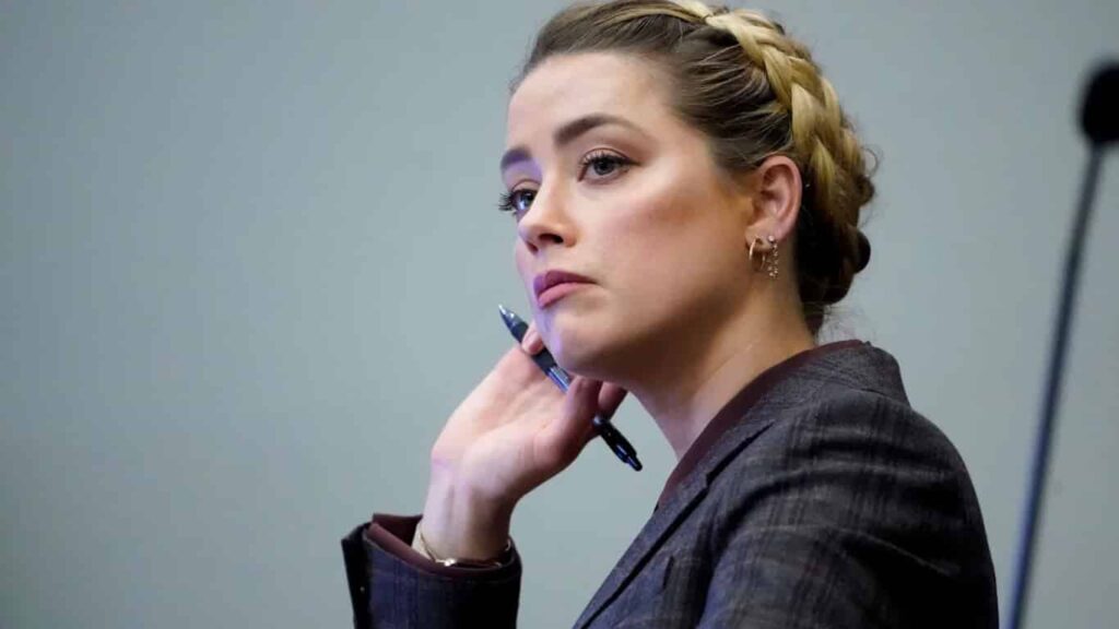 Amber Heard afirma que relatórios médicos comprovam os abusos de Johnny Depp Amber Heard em julgamento nos Estados Unidos