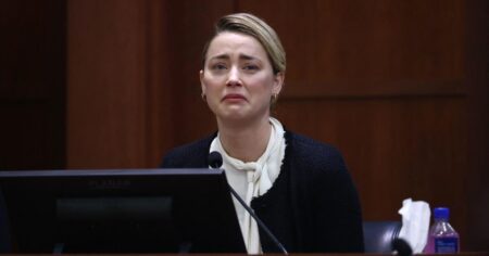Devendo milhões de dólares, Amber Heard recorre a seguradora e tem pedido negado Amber Heard em julgamento nos Estados Unidos
