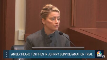 Muito encrencada! Amber Heard precisará trabalhar ‘uma vida’ para pagar Johnny Depp Amber Heard durante depoimento