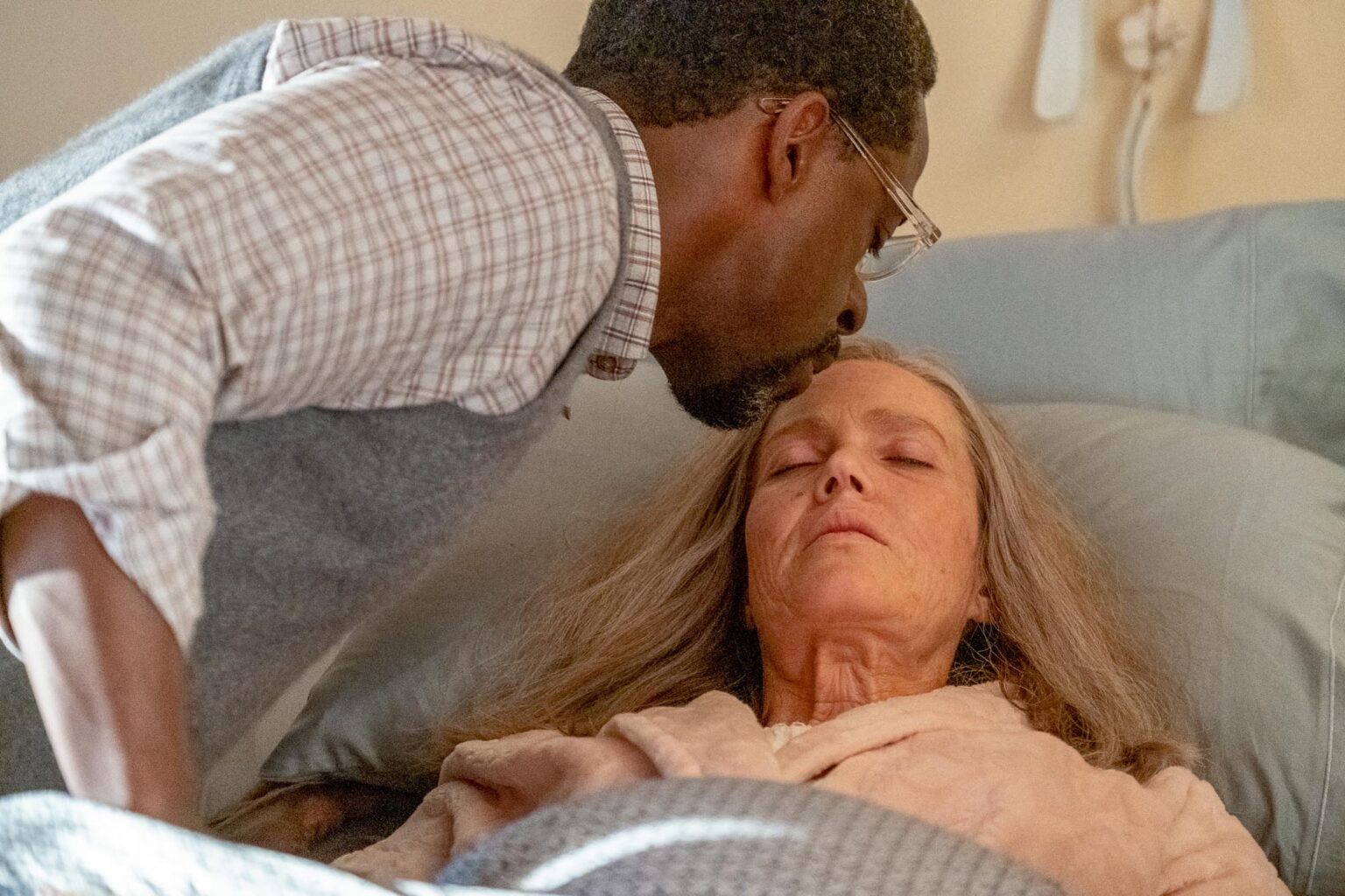 Mandy Moore fala sobre emocionante morte de Rebecca em This is Us Cena da morte de Rebecca em This is Us Divulgacao NBC