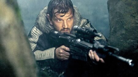 Presidente da Lucasfilm revela data de estreia de filme de Taika Waititi Diego Luna como Cassian Andor em Star Wars