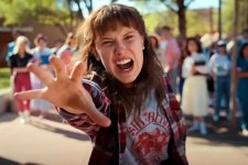 Millie Bobby Brown como Onze em Stranger Things (Reprodução / Netflix)