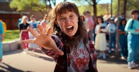 Millie Bobby Brown como Onze em Stranger Things (Reprodução / Netflix)